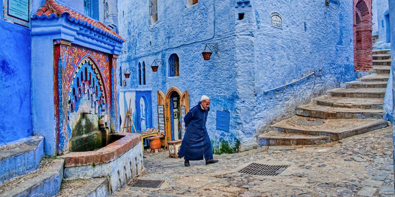 627773-1260x630-dans-une-ruelle-de-chefchaouen-maroc.jpg