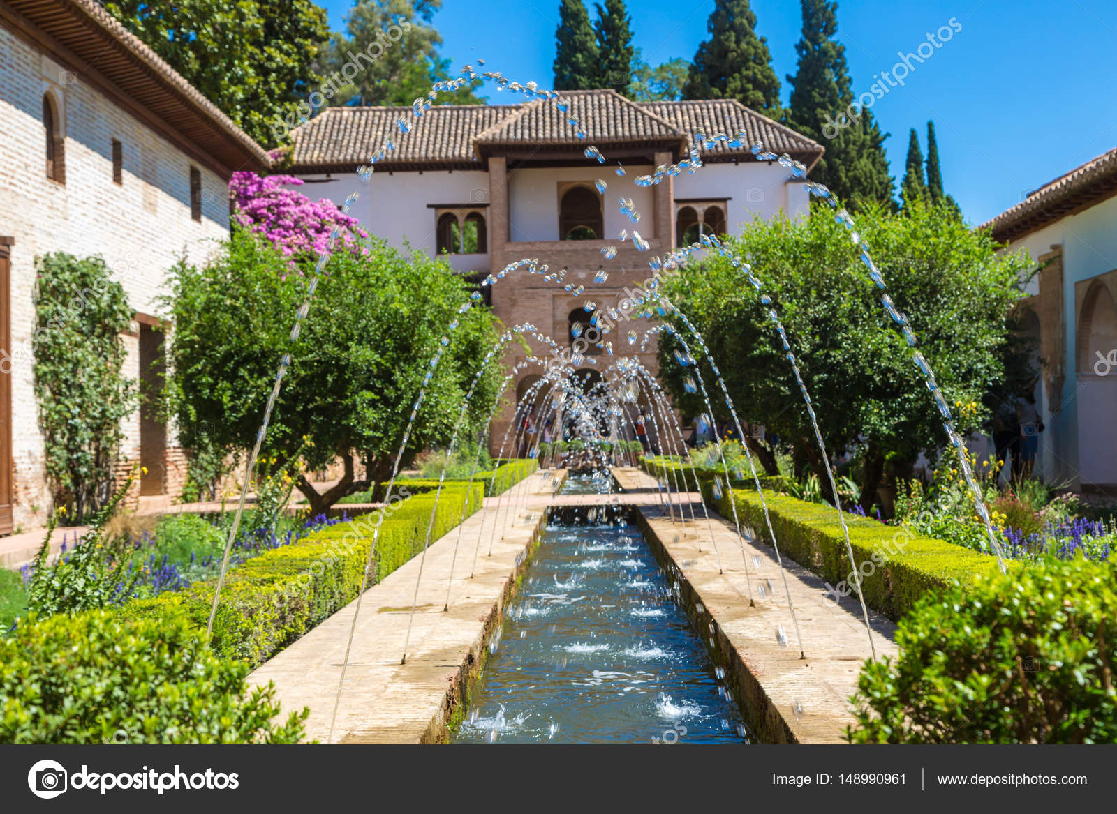 depositphotos_148990961-stock-photo-fountain-and-gardens-in-alhambra.jpg