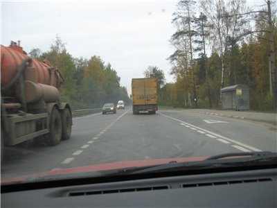 Девушка писает на обочине дороги спрятавшись за авто фото