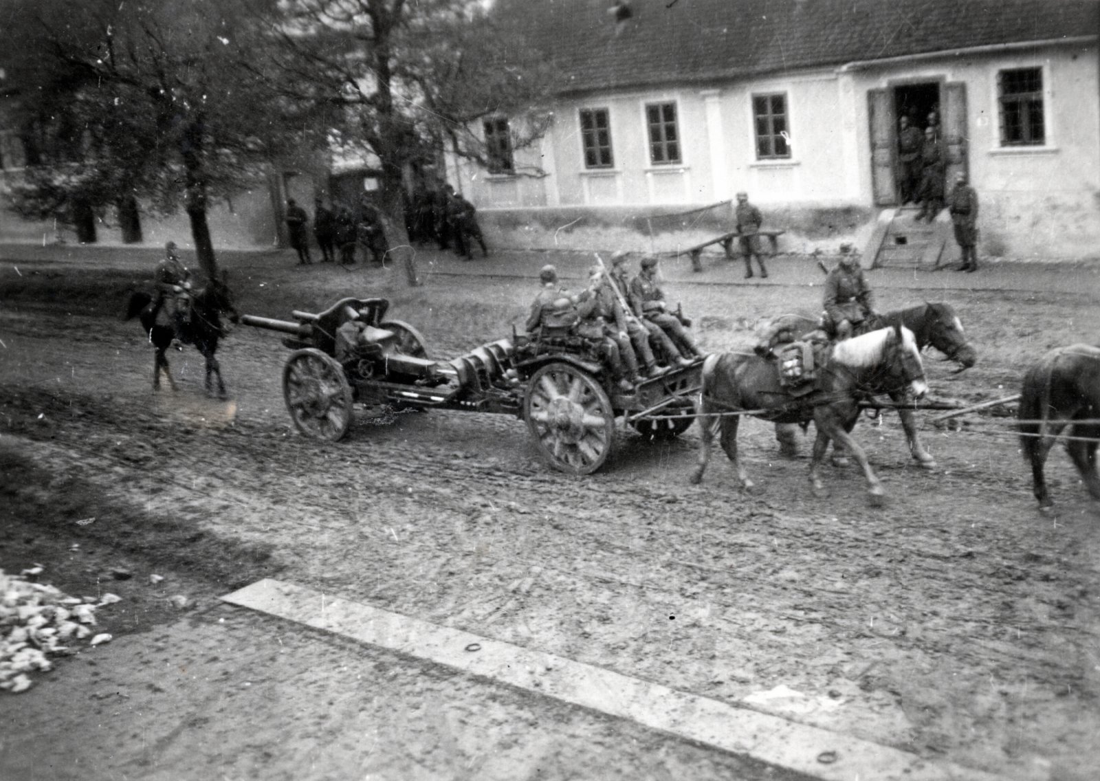 Germanskaya-105-mm_1941.jpg