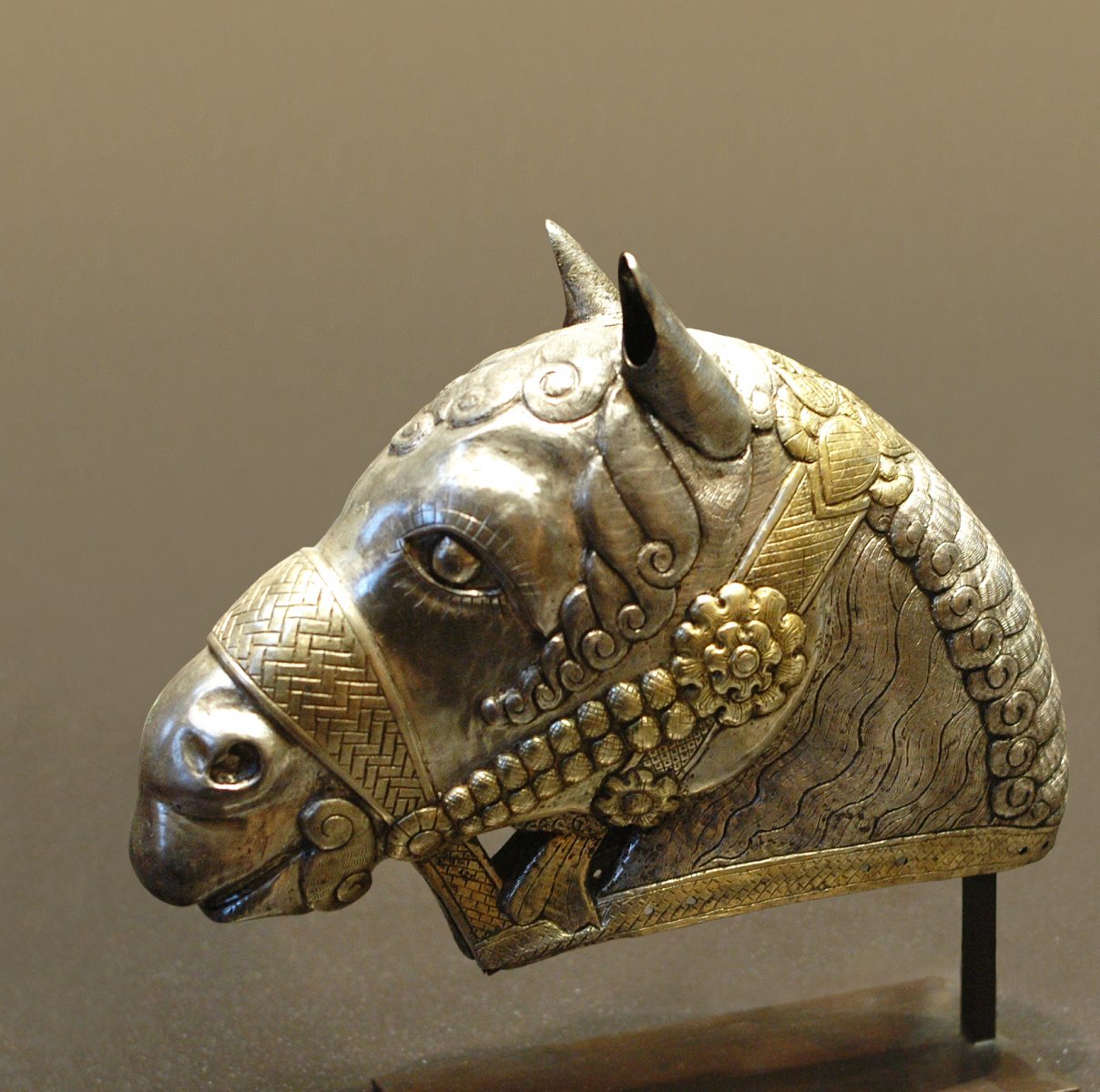 Head_horse_Kerman_Louvre_MAO132.jpg