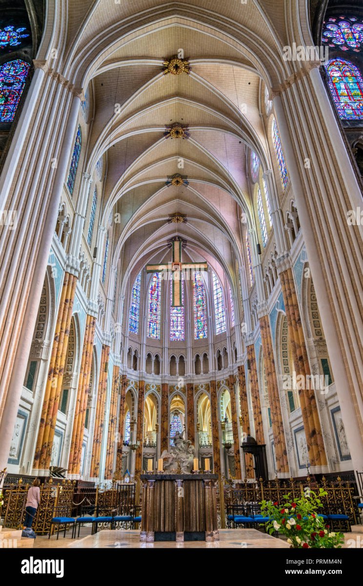 interieur-de-la-cathedrale-de-notre-dame-de-chartres-en-france-prmm4n.jpg