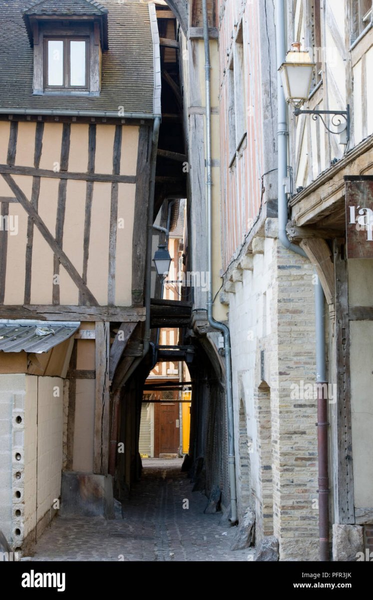 la-france-l-aube-troyes-ville-medievale-ancienne-maisons-a-colombages-le-long-de-la-ruelle-des...jpg