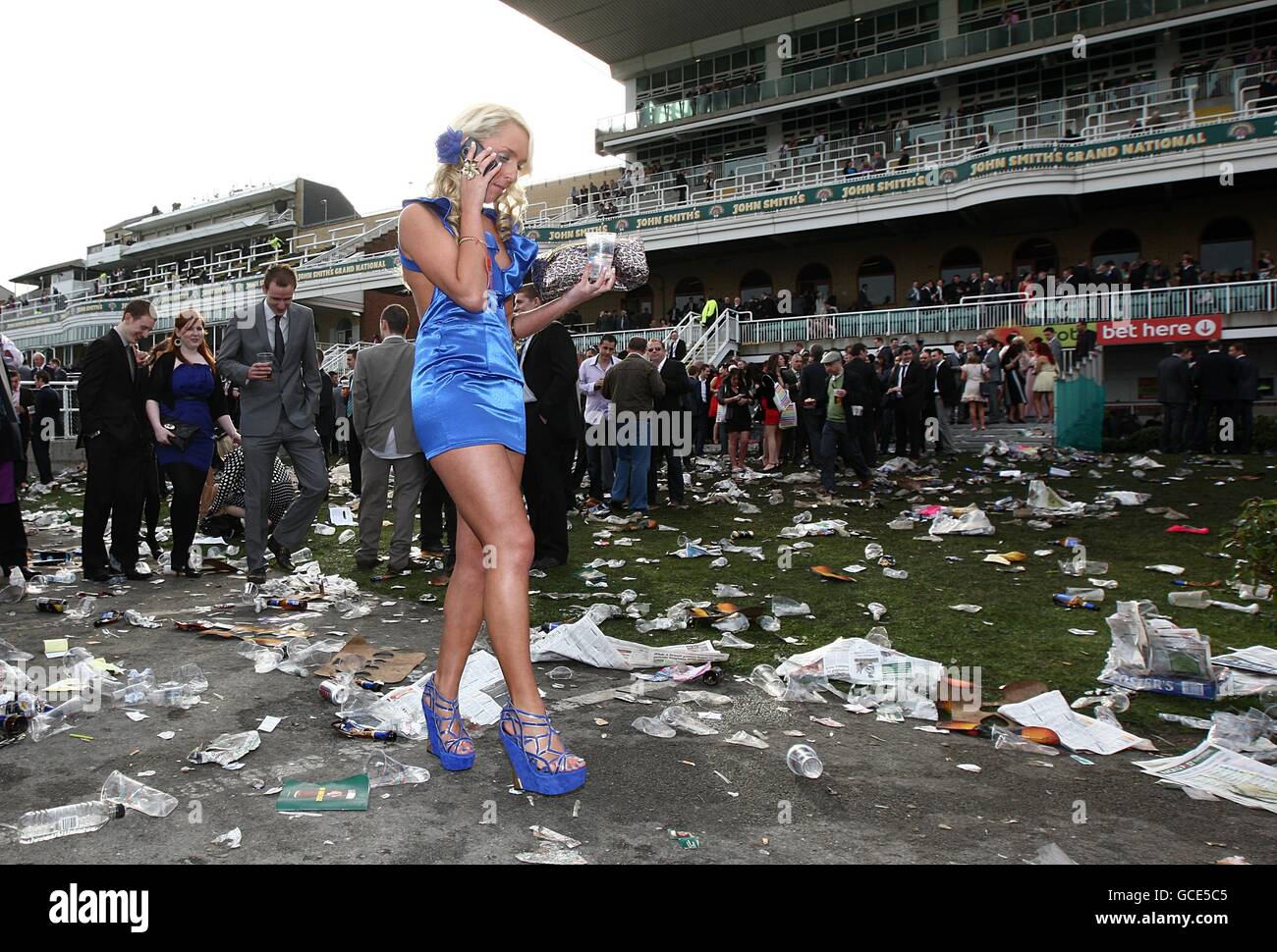 les-racegoers-marchent-parmi-des-tas-de-dechets-a-la-fin-de-dames-day-pendant-le-deuxieme-jour...jpg