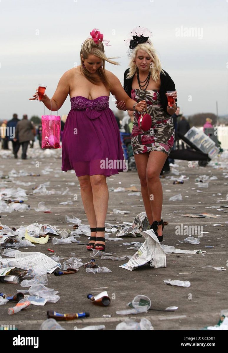 les-racegoers-marchent-parmi-des-tas-de-dechets-a-la-fin-de-dames-day-pendant-le-deuxieme-jour...jpg