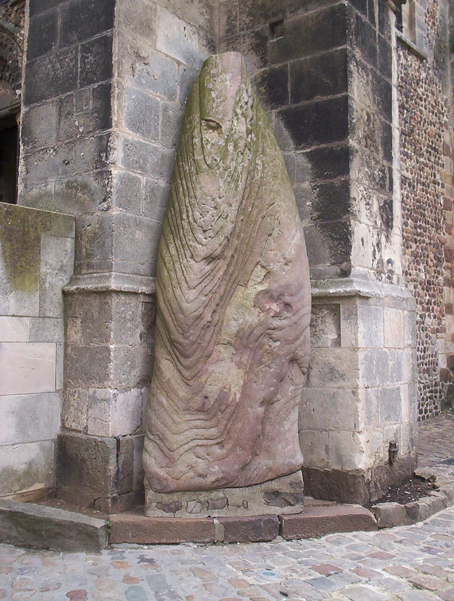 Menhir_Cathédrale_du_Mans.jpg