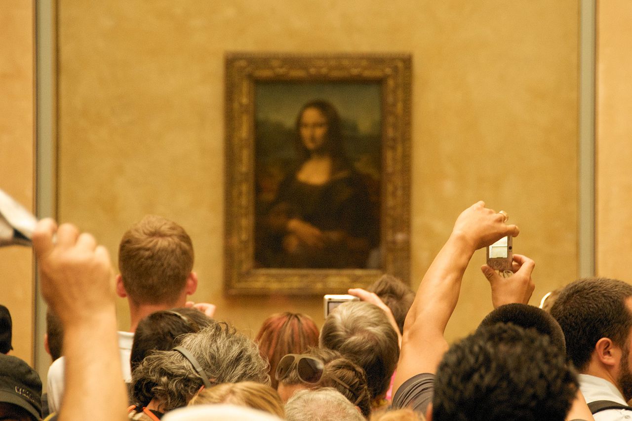 Visitors_viewing_Mona_Lisa_at_the_Louvre_2009-08-06_.jpg